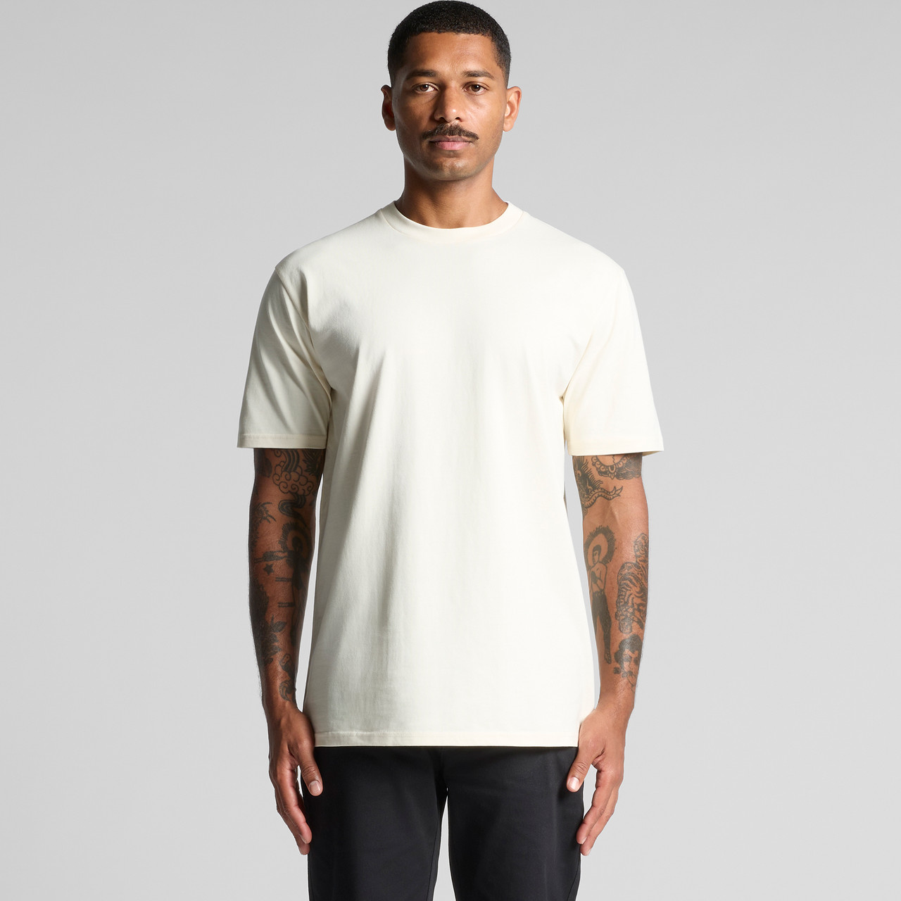 5026_CLASSIC_TEE_MAIN__09165.1728185181.1280.1280.jpg AS Colour 5026 T-Shirt – Modellfoto