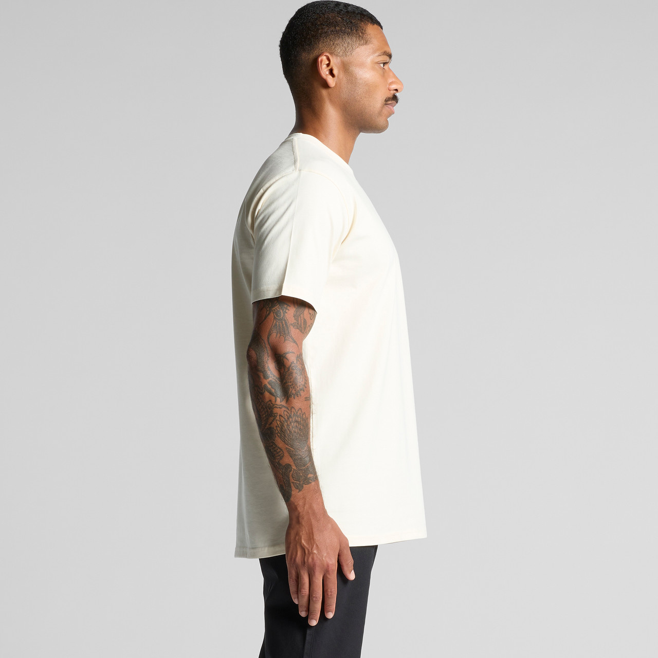 5026_CLASSIC_TEE_SIDE__02859.1728185183.1280.1280.jpg AS Colour 5026 T-Shirt – Modellfoto