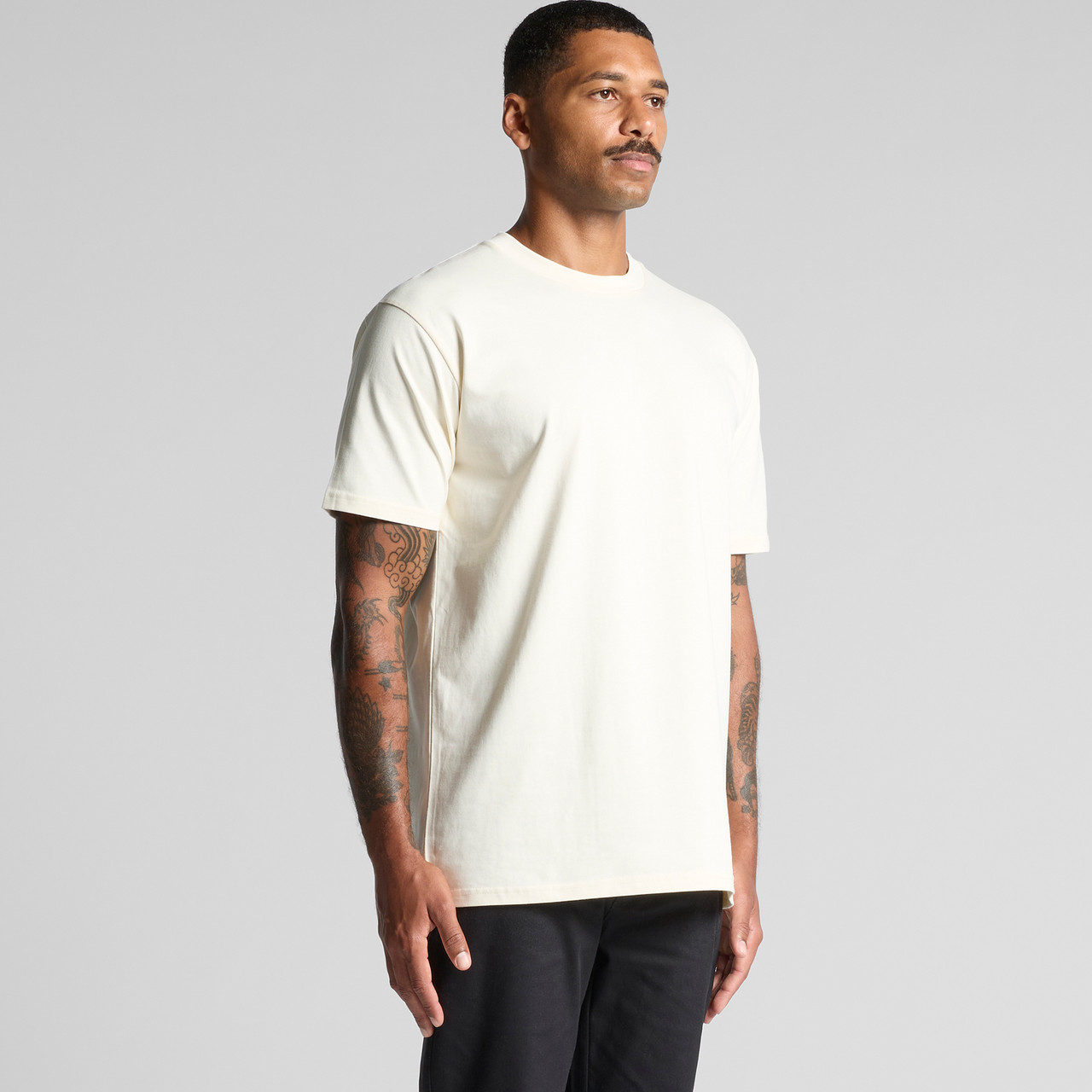 5026_CLASSIC_TEE_TURN__74333.1728185188.1280.1280.jpg AS Colour 5026 T-Shirt – Modellfoto